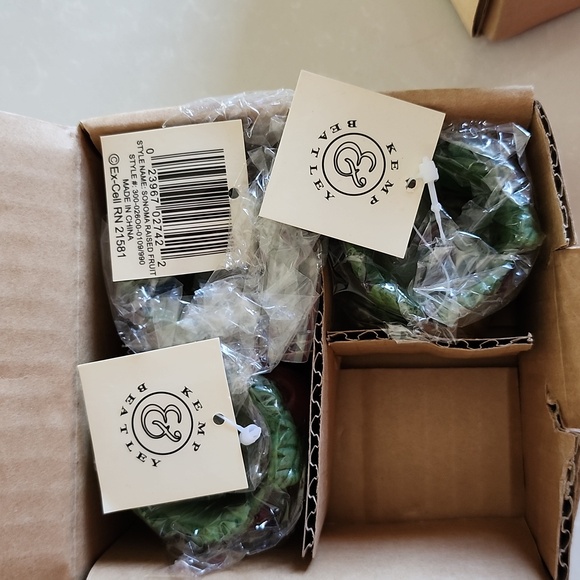 8 raised fruit style Napkins ring set - Picture 5 of 5